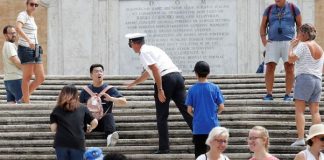 Za sedenie, jedenie a pitie na týchto slávnych schodoch v Ríme hrozí vysoká pokuta