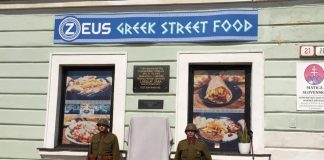 V Banskej Bystrici slávnostne odhalili pamätnú tabuľu. Umiestnená je však rovno pri gréckom kebabe