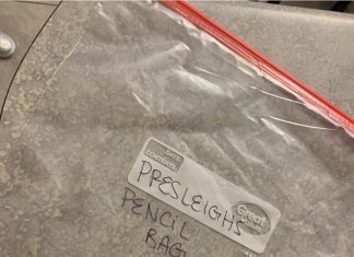 Matka dala svojej nevďačnej dcére poriadnu lekciu po tom, ako hodila darček od nej do koša