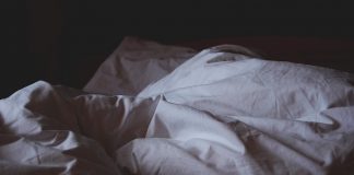 Muža obvinili zo znásilnenia, on sa však bráni, že sa len potkol a na ženu spadol. Nahý.