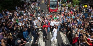 Abbey Road zaplnili stovky fanúšikov, pripomínajú si 50. výročie ikonickej fotografie