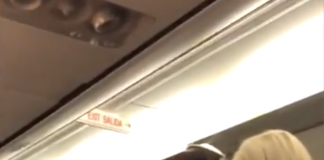 Cestujúcich na palube lietadla prekvapila letuška, schovávajúca sa v úložnom pristore nad ich hlavami