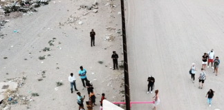 Ani veľký plot nie je žiadna prekážka. Dojímavé gesto umeleca, ktorý nechal postaviť cez plot na americko-mexickej hranici hojdačky