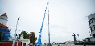 Dankov stožiar pri slovenskom parlamente vraj nie je vyšší ako ten v Budapešti. Kde nastala chyba?