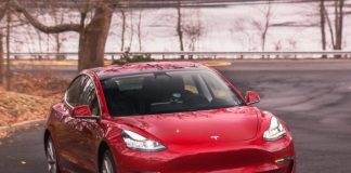 Tesla zavádza nový zvukový systém upozorňujúci chodcov na blížiace sa vozidlo aj pri nižších rýchlostiach