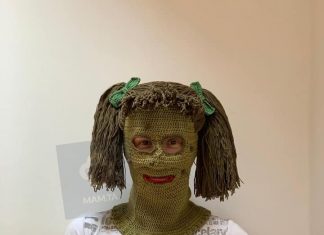 Češka háčkuje čiapky pre ženy, ktoré chodia „samé v noci cez park.“ Majú ich vraj ochrániť