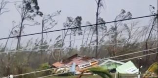 Horuikán Dorian prebehol Bahamy, odnášal strechy a posúva sa k USA