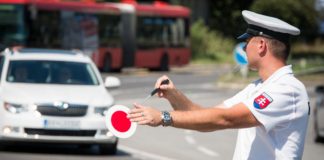 Po novom budú slovenskí policajti testovať vodičov aj na drogy