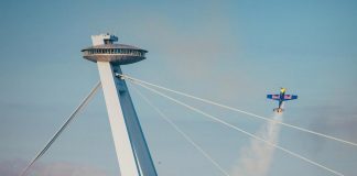 Majster sveta Red Bull Air Race sa postaral o fantastickú akrobatickú show nad Dunajom