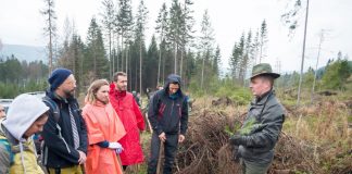 Mladí Slováci vysádzajú po celom Slovensku tisíce stromov. Svoju aktivitu financujú z predaja vlastných tričiek