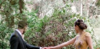 Novomanželia sa rozhodli, že si svoju slávnostnú chvíľu nechajú zaznamenať formou fotografií. Ale čo to preboha vybehlo z kríkov?