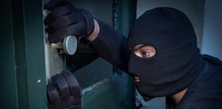 Muž z Dallasu zabil v strede noci zlodeja! Po vražde išiel opäť pokojne spať…