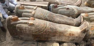 Archeológovia v Egypte našli najvýznamnejší objav za posledné roky! Objavili hieroglyfmi zdobené a farebné sarkofágy!