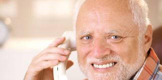 Pán Herold, ktorého poznáte z meme obrázkov je najnovšie tvárou reklamy Maďarskej Polície… Chcú zastaviť zneužívanie linky 112!