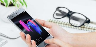 Osudová chyba: Blondínka si kúpil kryt na mobil z eBay. Zapríčinila si tak narušenie bezpečnosti vo svojom vlastnom telefóne!