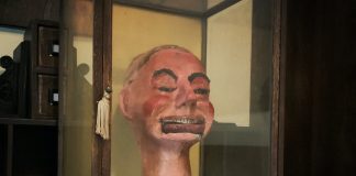 Bábka, vyrobená v koncentračnom tábore v noci ožíva! Pozrite si video, o ktoré sa podelil Michael Diamond, zberateľ divných vecí