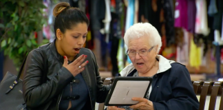 Pozrite si reakcie náhodných ľudí, ktorí sa nechcene stali súčasťou videa so skrytou kamerou! Babičkinho syna prešiel počas videohovoru autobus!