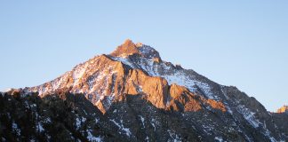 Dvojicu kamarátov, počas výstupu na Mount Wiliamson, čakal desivý zvrat. V skalách našli ľudské pozostatky!