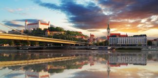 Bratislava dostane novú vyhliadkovú vežu. Nachádzať sa bude priamo pri Dunaji a chýbať nebude zipline a ani tobogan