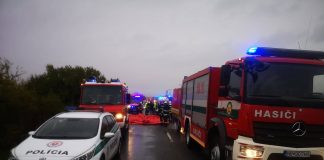 AKTUÁLNE: Zrážka autobusu a nákladného auta pri Nitre si vyžiadala najmenej 12 obetí a 20 ranených