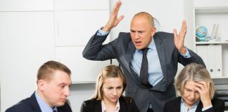 Najčudnejšie pracovné nariadenia! V niektorých japonských firmách ženy nemôžu nosiť okuliare…Triumfnete to?