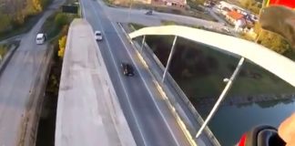 Motorkár prešiel na motorke po mostnej konštrukcii v Bytči! Celú jazdu si zaznamenal na video, z ktorého vám naskočí husia koža!