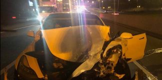 Autopilot Tesly narazil do zaparkovaného policajného auta