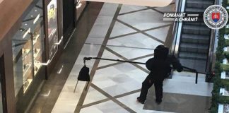 AKTUALIZOVANÉ! V bratislavskom Auparku zasahujú kukláči. Zadržali muža, ktorý sa mal vyjadriť, že má pri sebe bombu