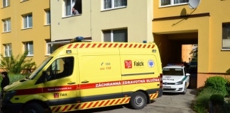 Záchranári v sanitke stabilizovali pacientku. V tom vystúpili z vozidla za nimi 2 muži, nadávali im, aby okamžite uhli, spolujazdec dokonca napadol jedného zo záchranárov