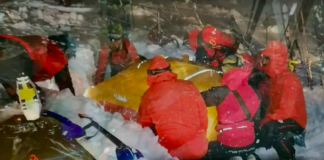 Vianočný zázrak! Po piatich hodinách našli mladíka zavaleného lavínou stále na žive!