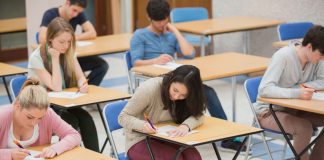 Prefíkaný pedagóg vymyslel geniálny plán, ako nachytať študentov pri odpisovaní. Nachytal hneď štrnástich!