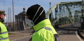 Slováci si z karantény ťažkú hlavu nerobia, polícia prípady už prešetruje a varuje pred mastnou pokutou