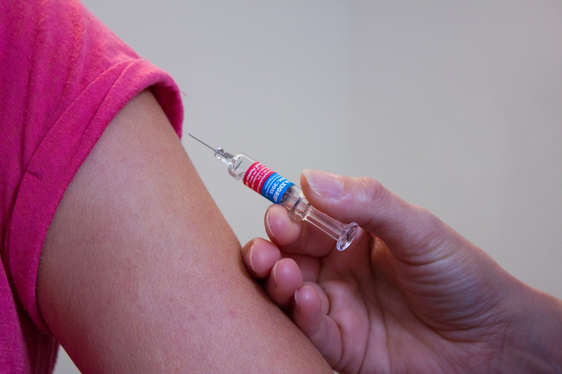 Vakcína by sa mala na trhu objaviť už čoskoro