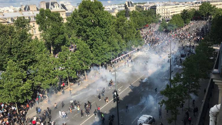 V uliciach Paríža sa dejú masívne protesty