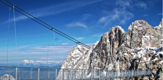 VIDEO: Milovníci adrenalínu si prídu na svoje! Prejsť po sklenenej podlahe nad obrovskou priepasťou ti umožní práve Dachstein Skywalk v Rakúsku Vyhliadkový sklenený most - Sky Walk Dachstein
